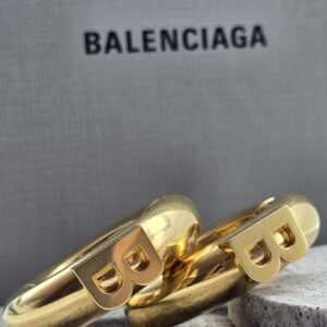 Balenciaga – złote kolczyki koła z logo „BB”