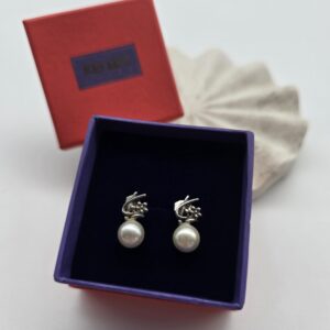 Kenzo – srebrne kolczyki z perłą i kwiatowym motywem