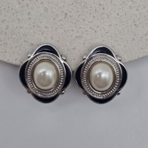 Burberry - srebrne klipsy vintage z perłą i ciemną emalią, sygnowane Burberrys, elegancka biżuteria retro