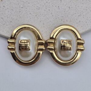 GIVENCHY - owalne klipsy vintage z perłą i logowaniem, 3,2 × 2,8 cm