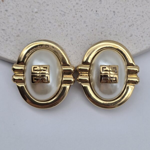 GIVENCHY - owalne klipsy vintage z perłą i logowaniem, 3,2 × 2,8 cm