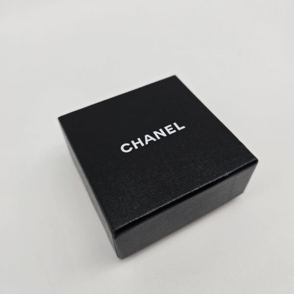 CHANEL - klipsy vintage z perłą i logowaniem pudełko