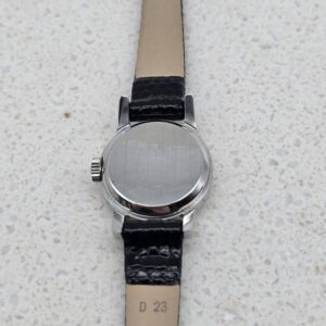 OMEGA GENÉVE - zegarek vintage tył zegarka z bliska