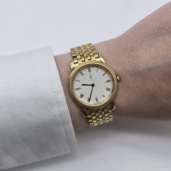 YVES SAINT LAURENT - złoty zegarek vintage na bransolecie na ręce