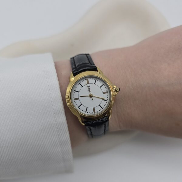 YVES SAINT LAURENT - złoty zegarek vintage na czarnym pasku na ręce