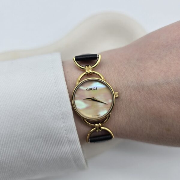GUCCI - zegarek vintage z perłową tarczą na ręce