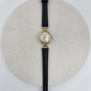 GUCCI - zegarek vintage z perłową tarczą widok od góry