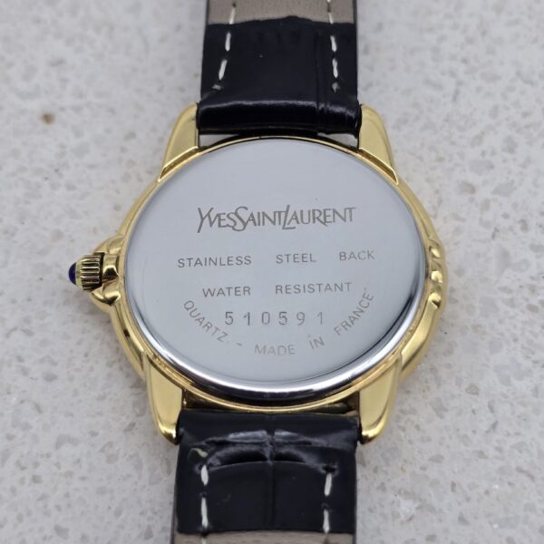YVES SAINT LAURENT - złoty zegarek vintage na czarnym pasku zbliżenie na tył