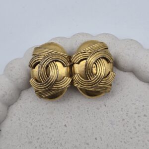 CHANEL - owalne klipsy vintage z logo CC widok od góry