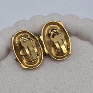 CHANEL - owalne klipsy vintage z logo CC zbliżenie na zapięcie