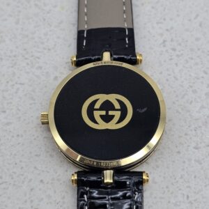 GUCCI - zegarek vintage na czarnym pasku zbliżenie na tył
