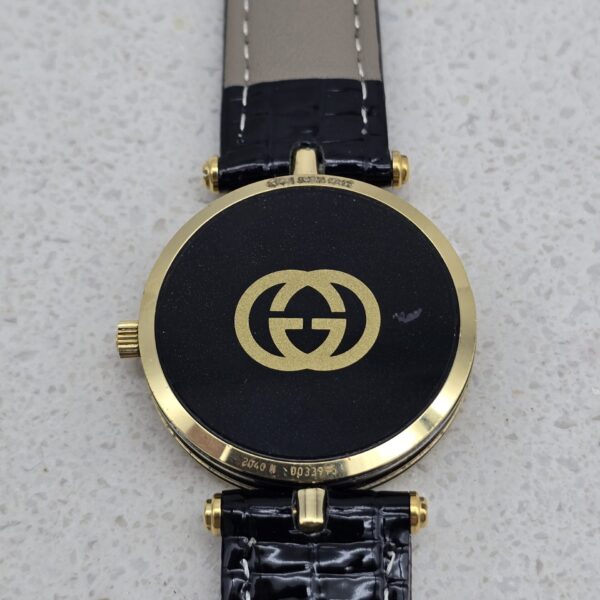 GUCCI - zegarek vintage na czarnym pasku zbliżenie na tył