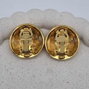 CHANEL - złote okrągłe klipsy vintahe z tłoczonym logo widok z tyłu
