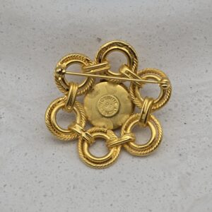 CELINE - złota broszka z perłą widok na tył