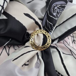 CHRISTIAN DIOR - złoty pierścień do apaszki z monogramem na apaszce