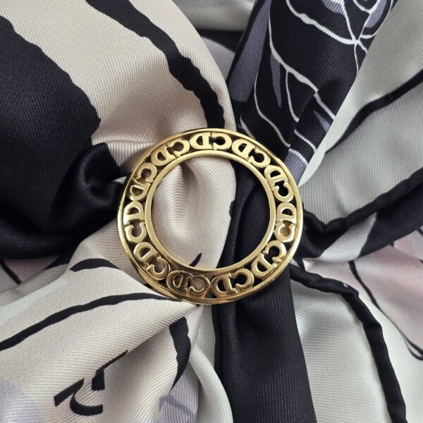 CHRISTIAN DIOR - złoty pierścień do apaszki z monogramem zbliżenie na monogram