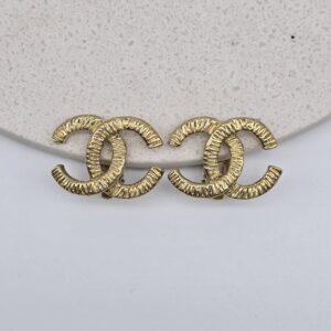CHANEL- złote klipsy vintage widok z przodu