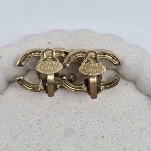 CHANEL- złote klipsy vintage zbliżenie na sygnaturę