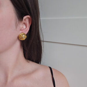 CHANEL - klipsy vintage z perłą i logowaniem na modelce