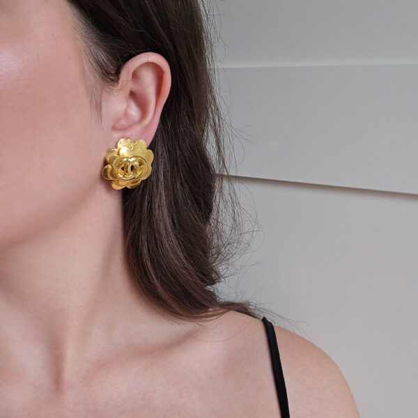 CHANEL - złote klipsy vintage kamelie na modelce