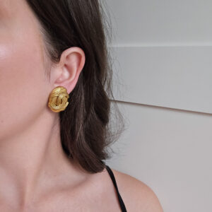 CHANEL - owalne klipsy vintage z logo CC na modelce