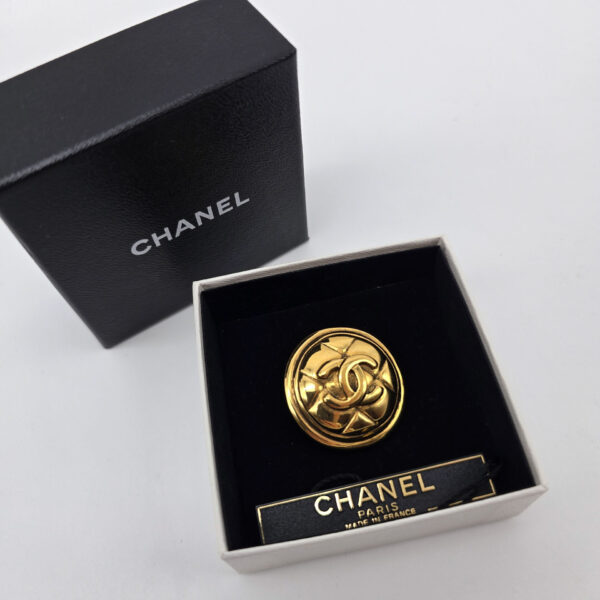 CHANEL - okrągła broszka vintage z logowaniem