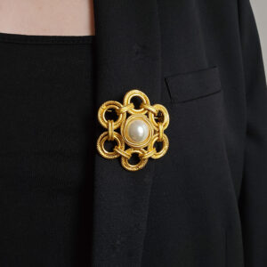 CELINE - złota broszka z perłą na modelce