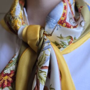 SALVATORE FERRAGAMO - duża jedwabna apaszka, ręcznie rolowane brzegi, oryginalne etui, 87x87cm