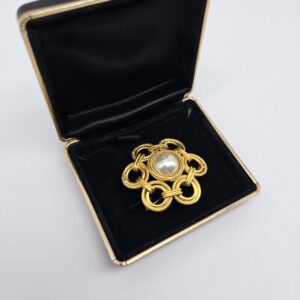 CELINE - złota broszka z perłą w pudełku
