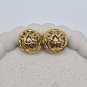 CHANEL - klipsy vintage z perłą i logowaniem