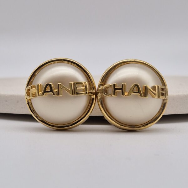CHANEL - klipsy vintage z perłą i logo