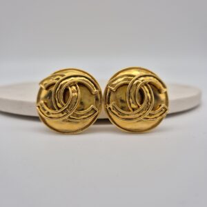 CHANEL - okrągłe złote klipsy vintage z monogramem