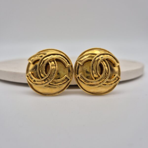 CHANEL - okrągłe złote klipsy vintage z monogramem
