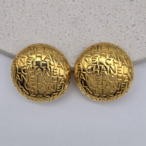 CHANEL - złote okrągłe klipsy vintahe z tłoczonym logo
