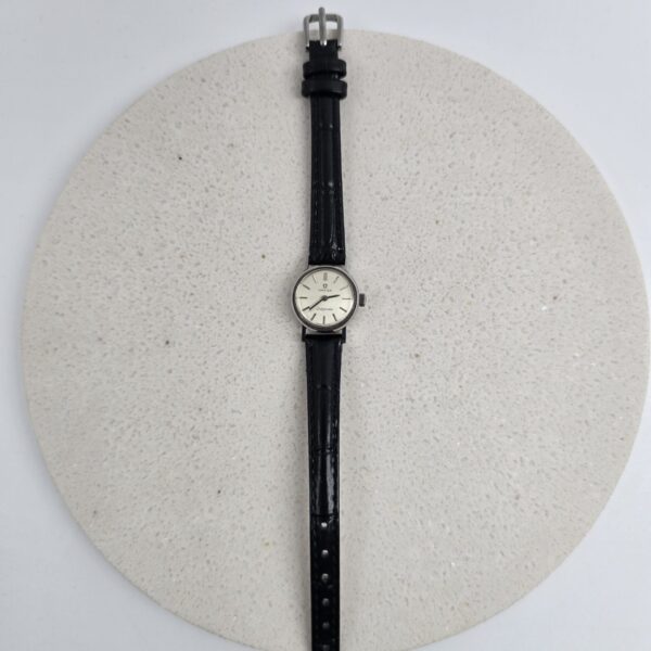 OMEGA LADYMATIC - drobny srebrny zegarek vintage widok na przód