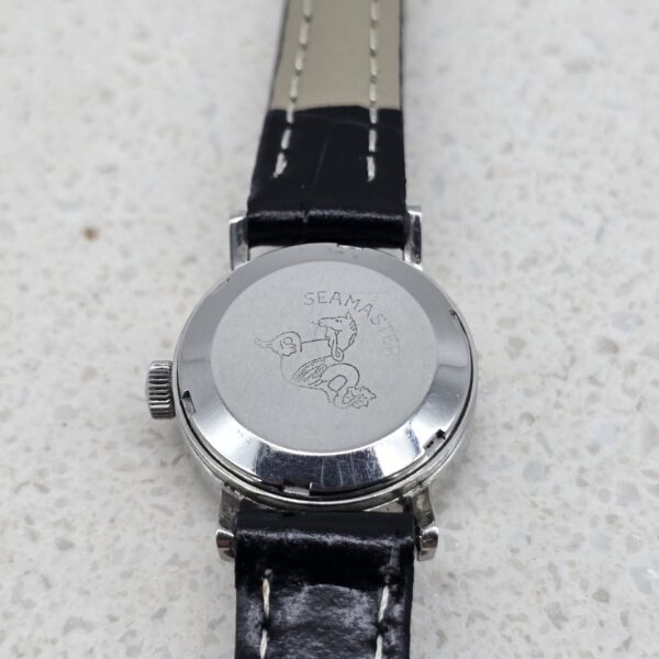 OMEGA LADYMATIC - drobny srebrny zegarek vintage zbliżenie na tył