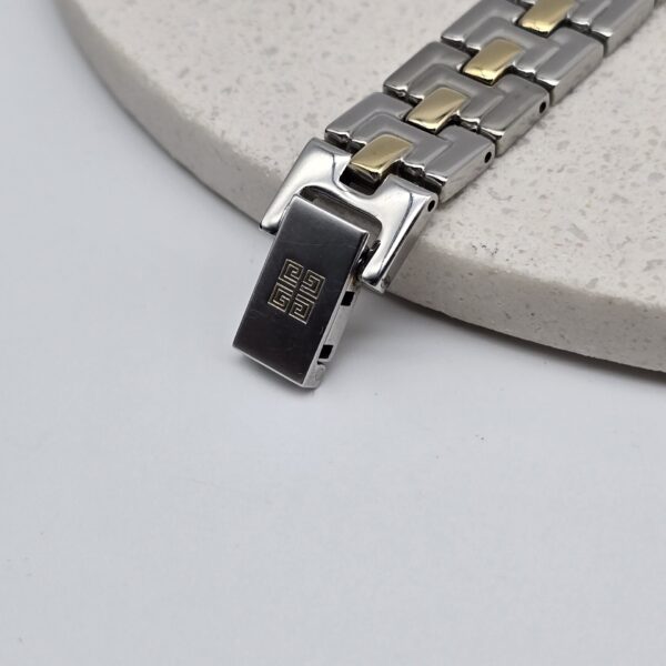 GIVENCHY - srebrno-złoty zegarek vintage na bransolecie zbliżenie na zapięcie