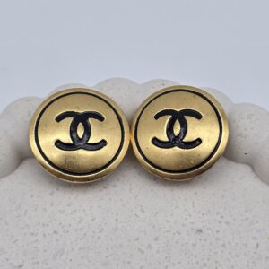 CHANEL - okrągłe klipsy vintage z logowaniem widok z przodu