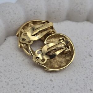 GIVENCHY- ultralekkie złote klipsy vintage zbliżenie na sygnaturę