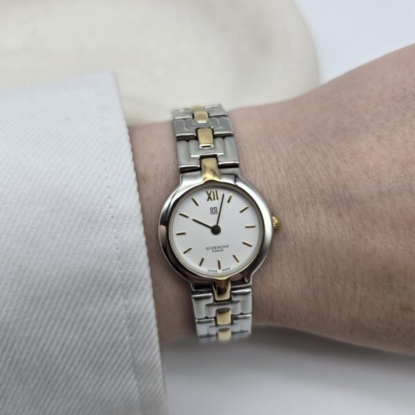 GIVENCHY - srebrno-złoty zegarek vintage na bransolecie na ręce