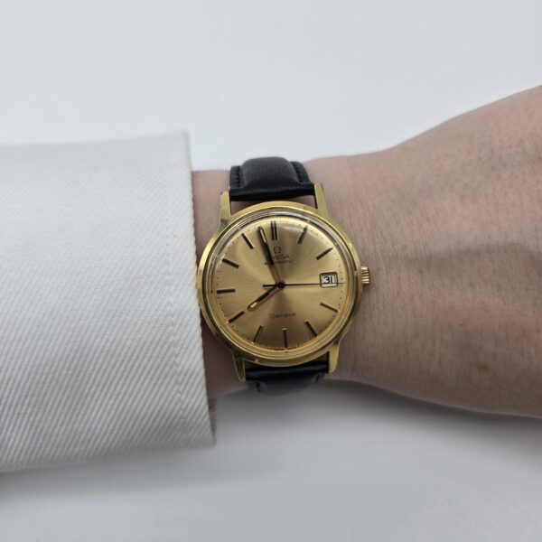 OMEGA GENEVE AUTOMATIC – Zegarek unisex vintage na damskim nadgarstku