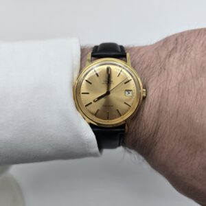 OMEGA GENEVE AUTOMATIC – Zegarek unisex vintage na męskim nadgarstku