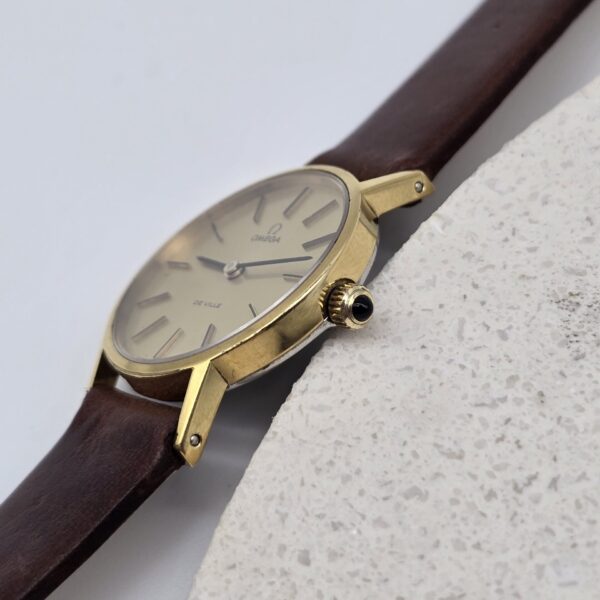 OMEGA DE VILLE - zegarek vintage mechaniczny zbliżenie na koronkę