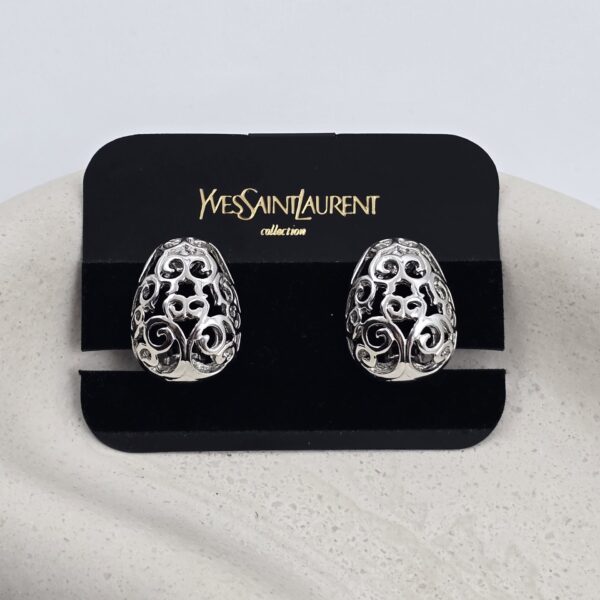 YSL - srebrne klipsy vintage z ażurowym motywem widk z przodu