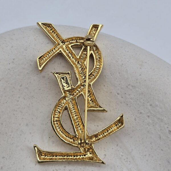 YSL - złota broszka vintage z monogramem widok na tył