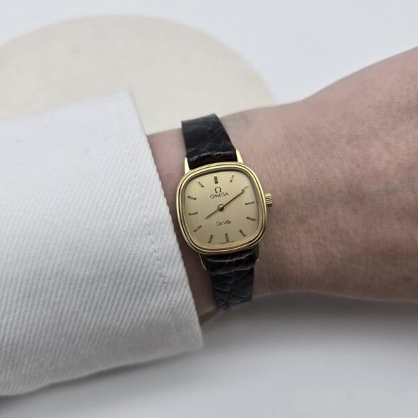 OMEGA DE VILLE – Złoty zegarek vintage na ręce
