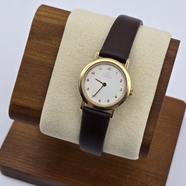 OMEGA DE VILLE - zegarek vintage ze złotą kopertą widok od góry