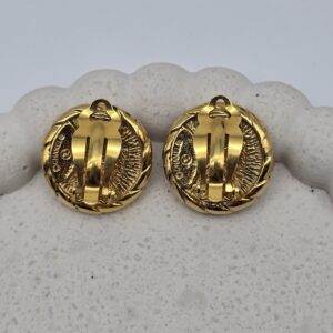 CHANEL - niewielkie złote klipsy vintage z perłą zbliżenie na zapięcie