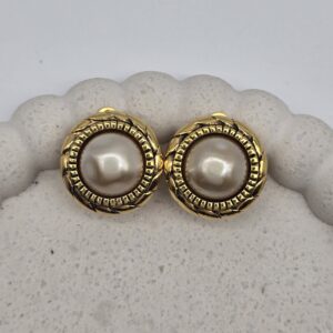 CHANEL - niewielkie złote klipsy vintage z perłą widok na front