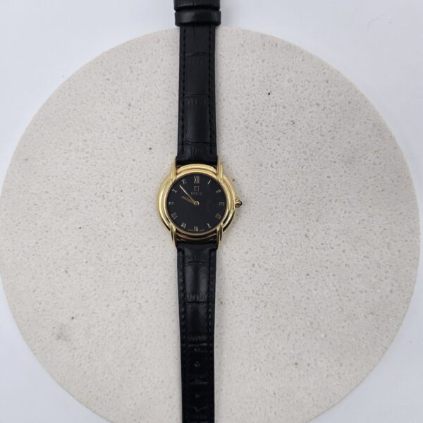FENDI - złoty zegarek vintage z czarną tarczą widok z przodu